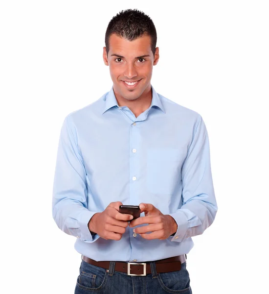 Wunderschöner junger Mann, der mit seinem Handy SMS schreibt — Stockfoto