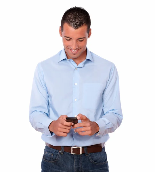Bonito adulto masculino mensagens de texto com seu celular — Fotografia de Stock