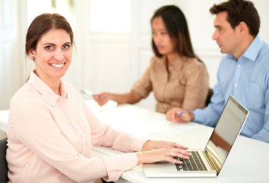 çekici kadın onu laptop çalışma