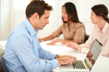 profesyonel adam çalışıyor ve onun laptop arıyorum