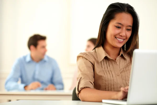 Uitvoerend Aziatische vrouw die op haar laptop werkt — Stockfoto