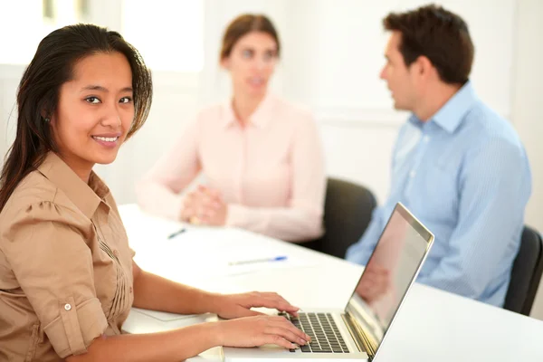 Pretty asiatic woman smiling at you — Stock Photo, Image