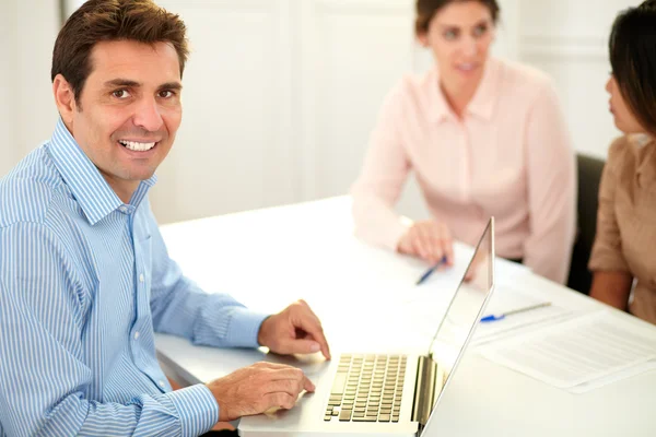 Schöner professioneller Kerl, der dich anlächelt — Stockfoto