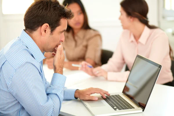 Interesse zakenman die op zijn laptop werkt — Stockfoto