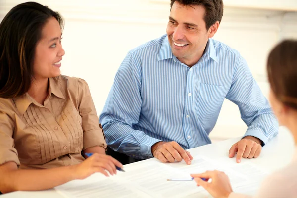 Encantadora pareja interesada en un contrato — Foto de Stock