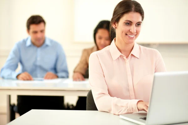 Joven chica encantadora trabajando en su computadora portátil —  Fotos de Stock