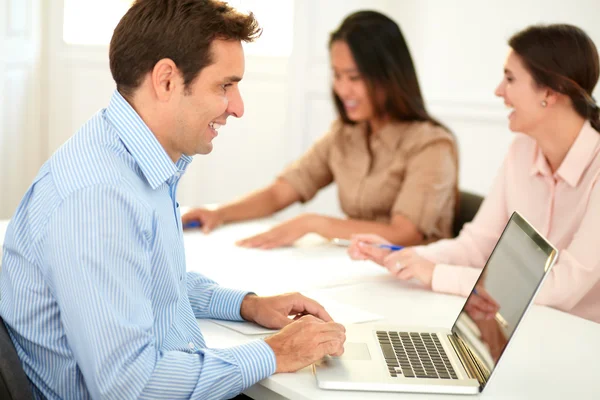 Executive kille arbetar och titta på hans laptop — Stockfoto