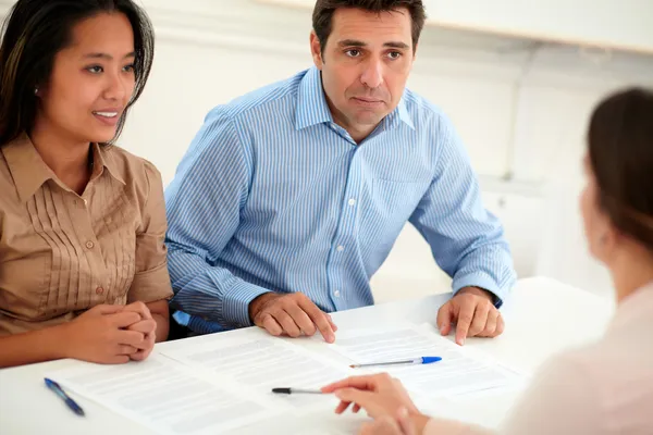 Pareja masculina y femenina interesada en un contrato Imagen de archivo