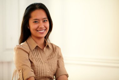 size gülümseyen genç Asyalı kadın