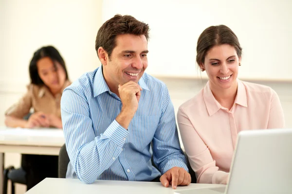Profissional masculino e feminino trabalhando no laptop — Fotografia de Stock