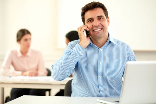 Adult hispanic guy talking on his mobile — Stock Photo, Image