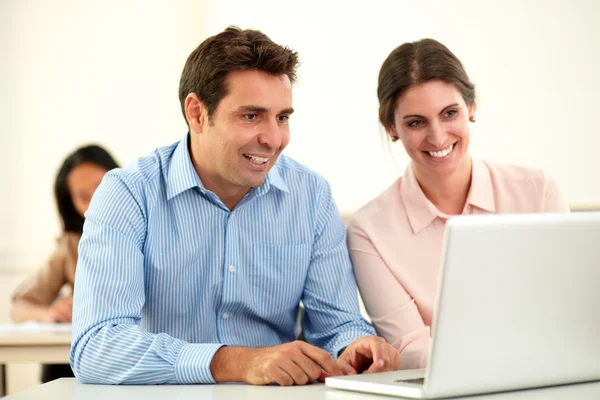 Homem e mulher trabalhando no laptop — Fotografia de Stock