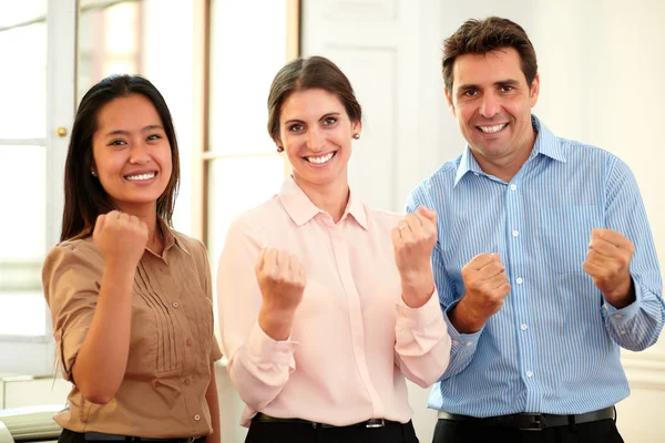 Man en vrouw collega's vieren hun overwinning — Stockfoto