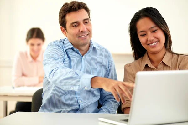 Atraente jovem casal trabalhando no laptop — Fotografia de Stock