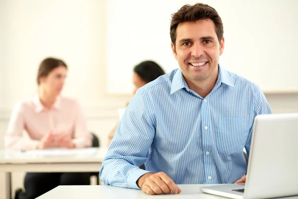 Hombre de negocios latino guapo sonriéndote —  Fotos de Stock