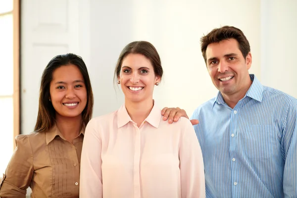 Professionele team glimlachen bij u — Stockfoto