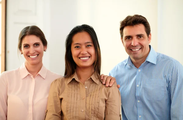 Mannelijke en vrouwelijke collega's glimlachen bij u — Stockfoto