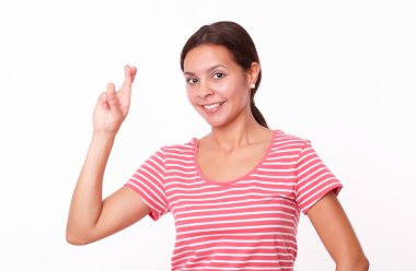 şans parmakları ile neşeli latin kız