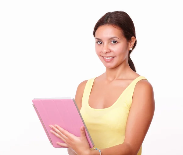 Mujer latina trabajando en su tableta rosa PC —  Fotos de Stock