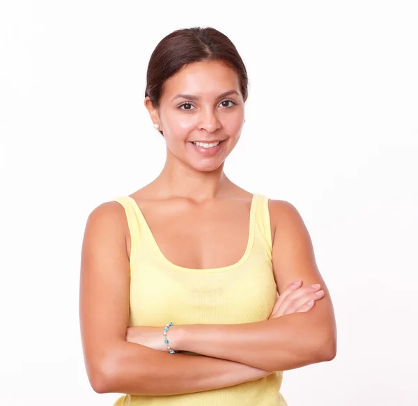 Jonge Latijns-vrouw met gekruiste armen — Stockfoto