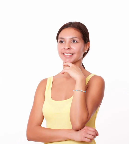 Reflektierendes hispanisches Mädchen, das nach rechts schaut — Stockfoto