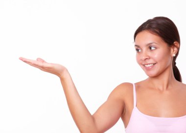 sağ avucunun tutan kadın