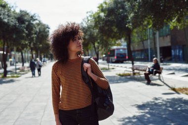 Gün boyunca sırt çantasıyla gezen sevimli siyah kız.