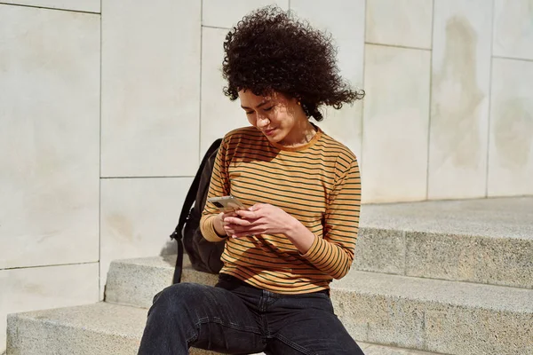 매력적 소녀가 계단에 핸드폰으로 메시지를 보내는 — 스톡 사진