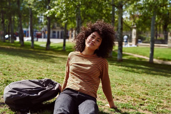 Linda Joven Mujer Negra Mirando Cámara Mientras Está Sentada Sola — Foto de Stock