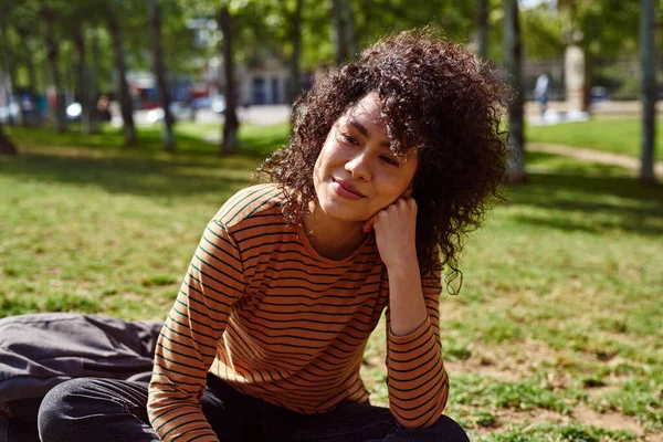 Linda Mujer Negra Joven Buscando Reflexivo Mientras Está Sentado Solo — Foto de Stock