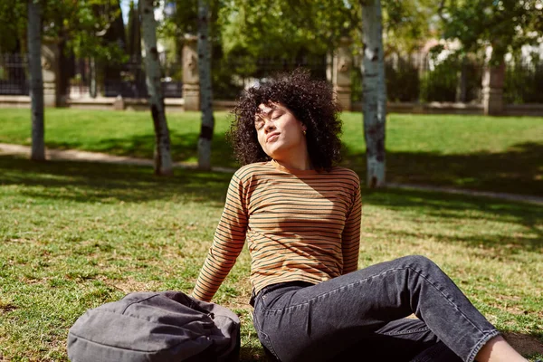 Linda Joven Negra Disfrutando Del Sol Mientras Está Sentada Con — Foto de Stock