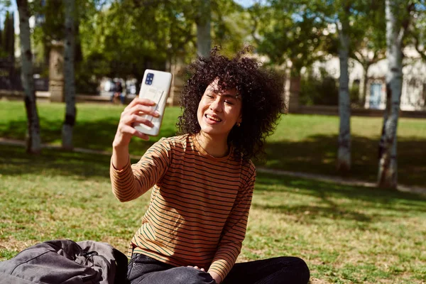 Όμορφη Νεαρή Μαύρη Γυναίκα Χαμογελά Ενώ Παίρνει Μια Selfie Ένα — Φωτογραφία Αρχείου