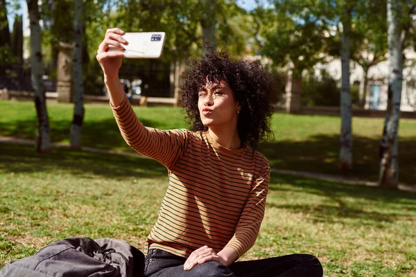 Linda Mujer Negra Joven Haciendo Pucheros Mientras Toma Una Selfie — Foto de Stock