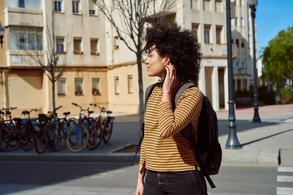 Mignonne Jeune Femme Noire Marchant Seule Avec Sac Dos Pendant — Photo