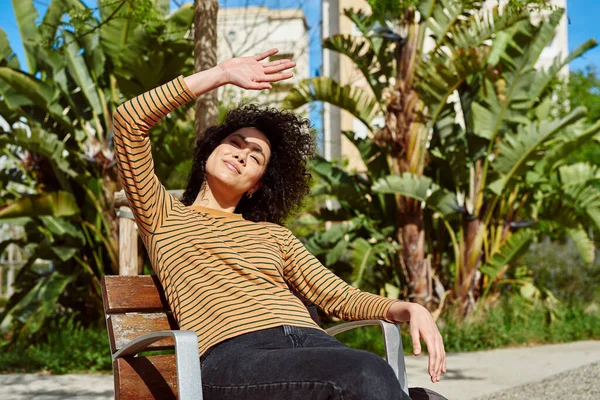 Linda Mujer Negra Joven Bloqueando Sol Cara Mientras Relaja Una — Foto de Stock