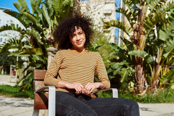 Mignon Jeune Femme Noire Détendre Sur Une Chaise Plein Air — Photo