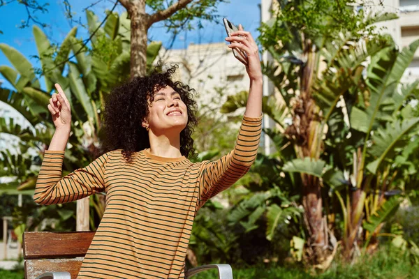 Cheerful Young Black Woman Taking Selfie Her Cellphone While Sitting — Stock Photo, Image