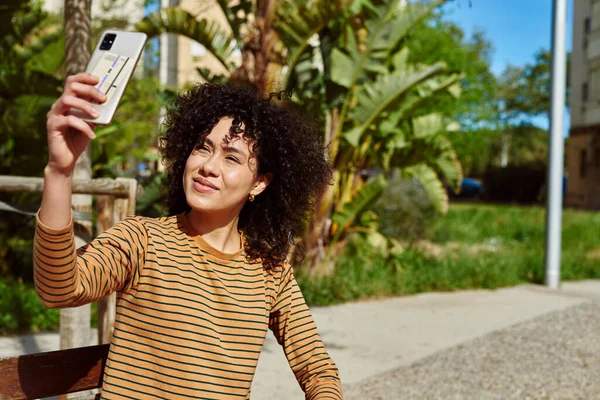 Young Black Woman Taking Selfie While Sitting Alone Chair Outdoors — Stock Photo, Image