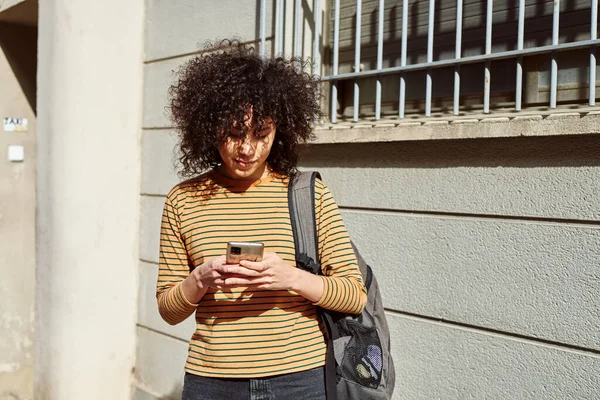 Gün Boyunca Dışarıda Sırt Çantasıyla Beklerken Akıllı Telefon Kullanan Çekici — Stok fotoğraf