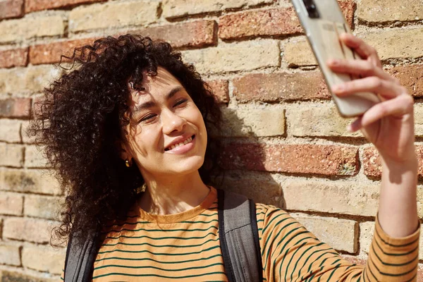 Sorrindo Jovem Mulher Negra Tomando Uma Selfie Enquanto Estava Contra — Fotografia de Stock