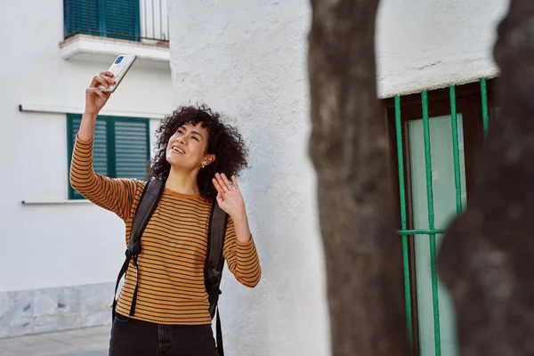 Χαμογελώντας Νεαρή Μαύρη Γυναίκα Που Βγάζει Selfie Smartphone Της Στην — Φωτογραφία Αρχείου