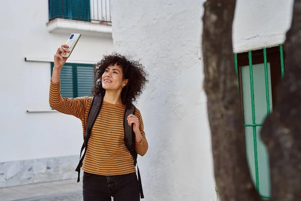 Mutlu Genç Bir Kadın Gün Boyunca Dışarıda Beklerken Akıllı Telefonuyla — Stok fotoğraf