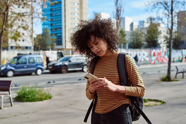 Sırt Çantalı Hoş Genç Siyahi Bir Kadın Gün Boyunca Şehirde — Stok fotoğraf