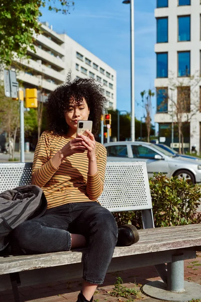Sevimli Genç Siyahi Kadın Şehirde Bir Bankta Tek Başına Oturmuş — Stok fotoğraf