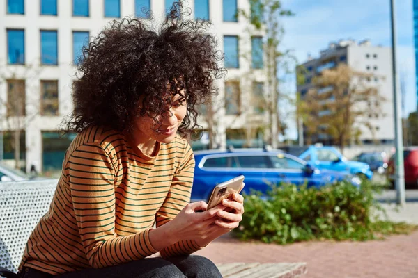 Zeki Telefonundan Mesaj Okuyan Çekici Genç Siyahi Bir Kadın Şehirde — Stok fotoğraf