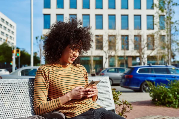Mulher Negra Jovem Atraente Enviando Uma Mensagem Texto Seu Smartphone — Fotografia de Stock