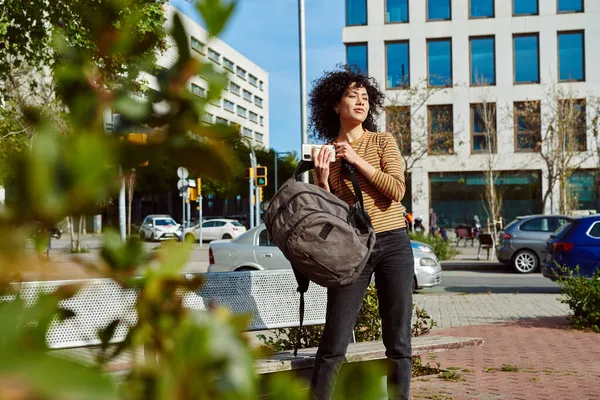 도시에서 앞에서 가방을 여성을 귀엽게 대한다 — 스톡 사진