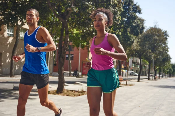 Sportief Jong Koppel Joggen Samen Tijdens Hun Ochtend Training Sessie — Stockfoto