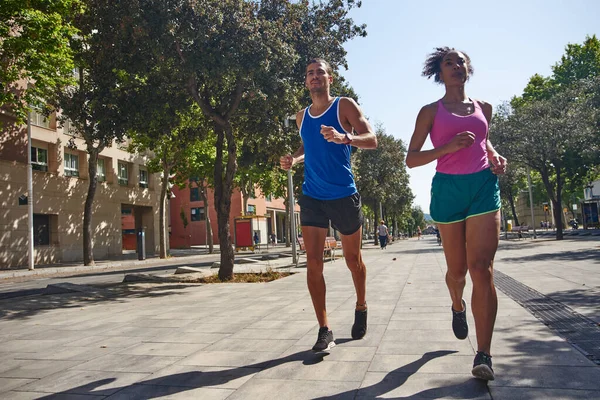在城市室外晨练期间 一对矮小的族裔夫妇一起跑步 — 图库照片
