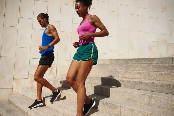 Jong Stel Loopt Van Een Trap Tijdens Hun Ochtend Training — Stockfoto